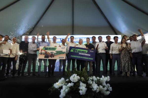 Ratinho Junior libera R$ 264 milhões para novo maquinário e estradas rurais da região de Umuarama